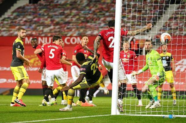  阿森纳防线失误造致命失球  