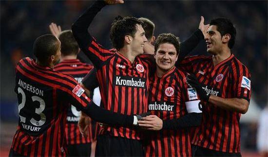  奥格斯堡主场顽强逼平强敌，德甲保级形势扑朔迷离